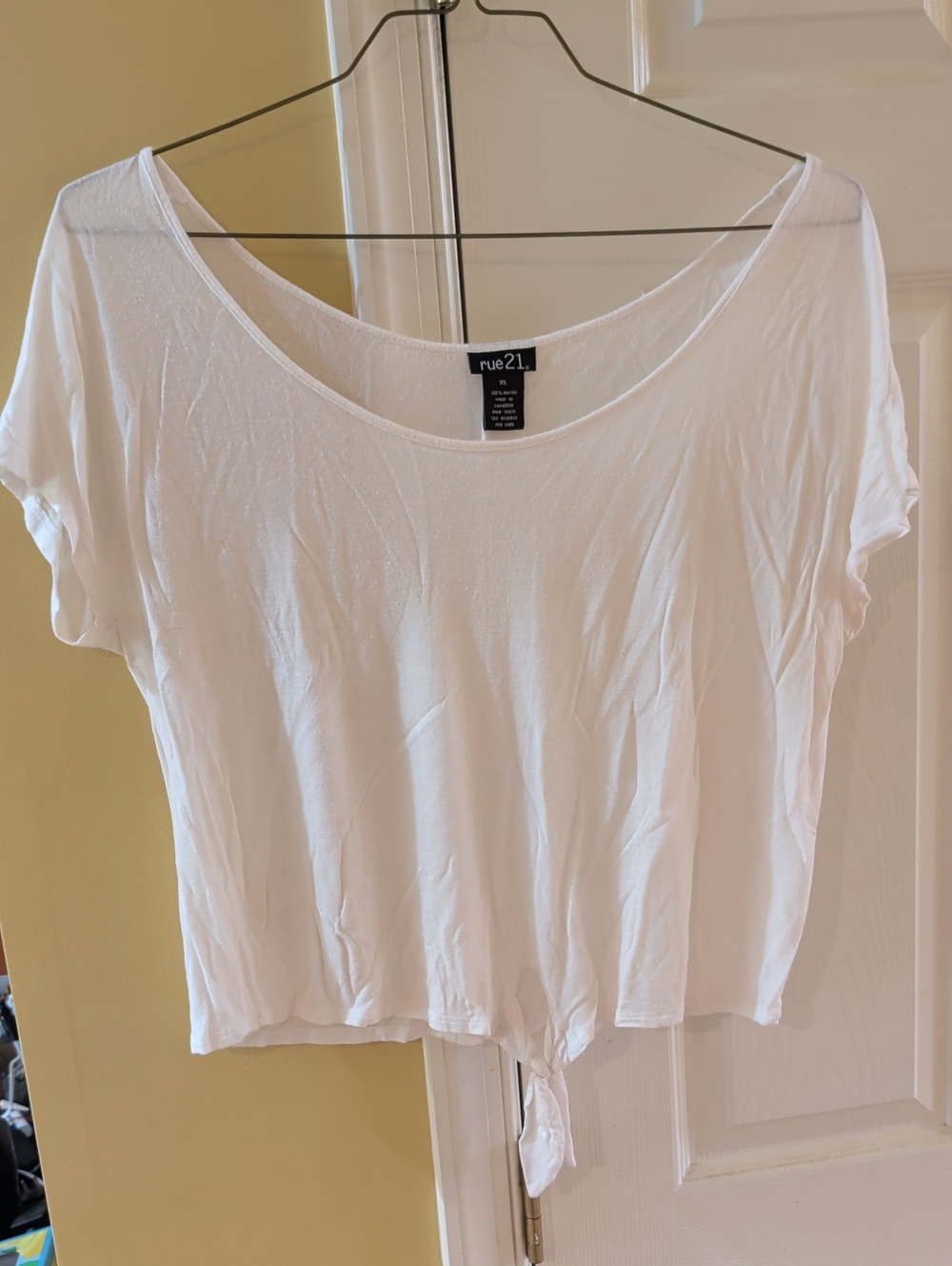 Rue21 White Scoop-Neck Tie-Front Cropped Tee